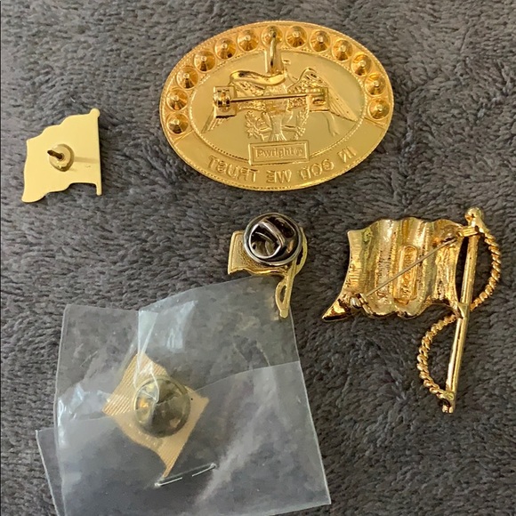 Flag and eagle pin lot - Picture 2 of 4